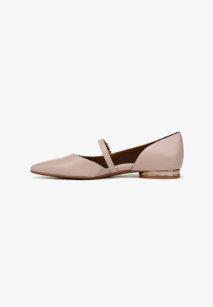 Gepunte ballerina in zachtroze leer met een enkele band over de wreef. Heeft een lage hak met gouden accenten. Gladde afwerking.