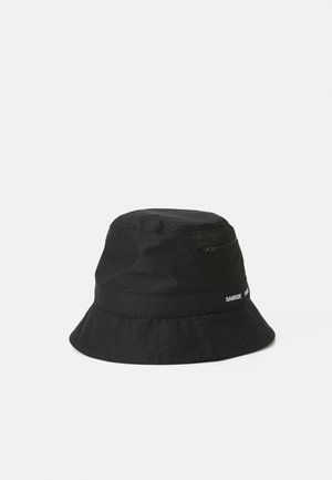 Schwarzer Bucket Hat aus leichtem Stoff. Hat ein strukturiertes Seitenpaneel und eine kleine Reißverschlusstasche. Der Markenname ist auf dem Band sichtbar.
