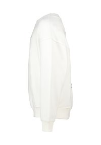 Sweat-shirt blanc à manches longues vu de côté avec poignets et ourlet côtelés, et un col rond.