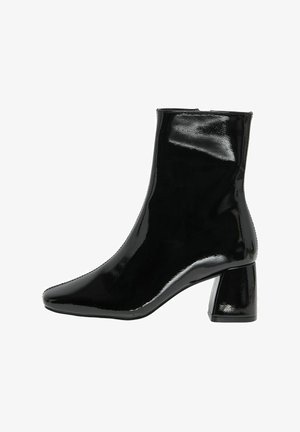 Bottine en cuir verni noir avec bout carré et talon bloc de hauteur moyenne, fermeture éclair latérale.