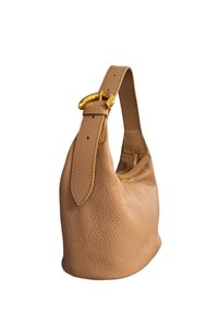 Borsa a mano in pelle color cuoio con finitura testurizzata, forma curva e una sola tracolla con fibbia dorata. Dettaglio con zip sul lato.