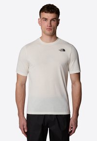 The North Face FOUNDATION MOUNTAINS FACES - Camiseta estampada - white dune