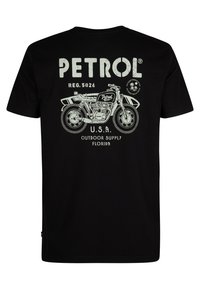Črna bombažna majica s retro grafiko motornega kolesa in napisom "PETROL" v svetlo zeleni barvi. Vključuje "REG. 5026" in "U.S.A. OUTDOOR SUPPLY FLORIDA."