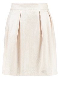 Kermanvärinen hame, jossa on teksturoitu, herringbone-kuvio. Hameessa on taskut ja istuva vyötärö, joka luo klassisen A-linjan muodon.