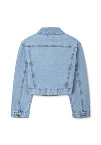 Giacca in denim blu chiaro, design cropped, maniche lunghe, polsi con bottoni, colletto a punta e dettagli di cucitura visibili sul retro e sui lati.