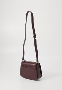 Borsa a tracolla in pelle borgogna con una texture liscia, pattina curva e tracolla regolabile. Presenta finiture in metallo dorato e una forma strutturata.