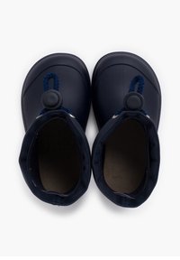 Bottes imperméables bleu marine pour enfants avec cordons élastiques réglables et stops en plastique ronds, vues de dessus sur fond blanc.