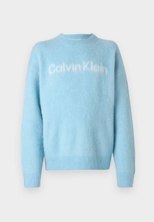 Lichtblauwe fuzzy trui met lange mouwen en het "Calvin Klein" logo in het wit over de borst, gepresenteerd op een witte achtergrond.