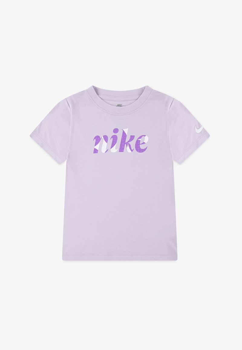 Šviesiai violetinė trumpomis rankovėmis marškinėlė, pagaminta iš medvilnės, su "nike" logotipu, kuris skiriasi violetinės ir baltos spalvų atspalviais priekyje, ir mažesniu logotipu ant rankovės.