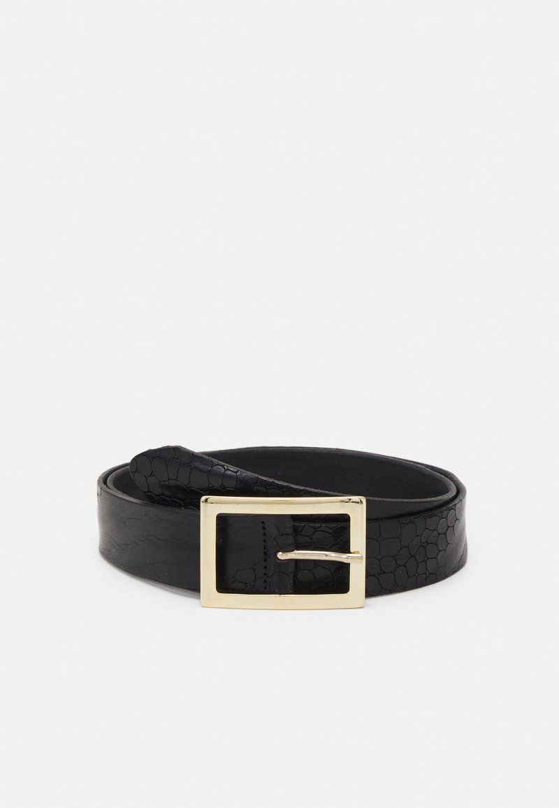 Ceinture en cuir noir texturé enroulée avec une boucle métallique rectangulaire dorée sur fond blanc.
