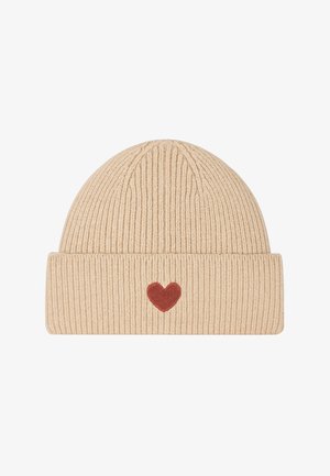Beige gerippte Strickmütze mit umgeschlagenem Bündchen. Besitzt ein kleines rotes gesticktes Herz in der Mitte des Bündchens. Weiche Textur.