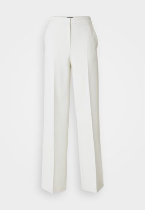 Pantaloni bianchi a gamba larga realizzati in un tessuto morbido, con vita alta e sottili pieghe frontali, progettati per garantire una vestibilità rilassata.