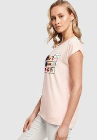 Merchcode THINKING COMIC EXTENDED SHOULDER TEE - T-shirts print - pink