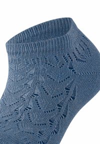Skarpetki damskie w kolorze niebieskim, wykonane z teksturowanej tkaniny z ażurowym wzorem liściastym, z ściągaczem i gładkim wykończeniem.