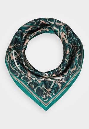 Vierkante zijden sjaal met turquoise en beige slangenprint, losjes in een driehoekige vorm gevouwen op een witte achtergrond.