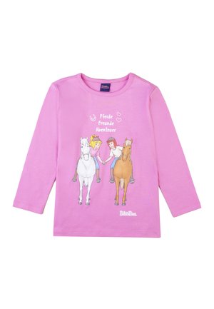 Helles rosa Langarmshirt mit zwei Cartoon-Mädchen, die auf Pferden Händchen halten, und dem Text "Pferde Freunde Abenteuer" darüber.