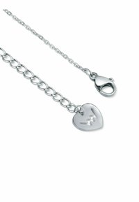 Stříbrný řetízek s náhrdelníkem ve tvaru srdce s geometrickým designem výřezu, uzavíraný karabinkou.