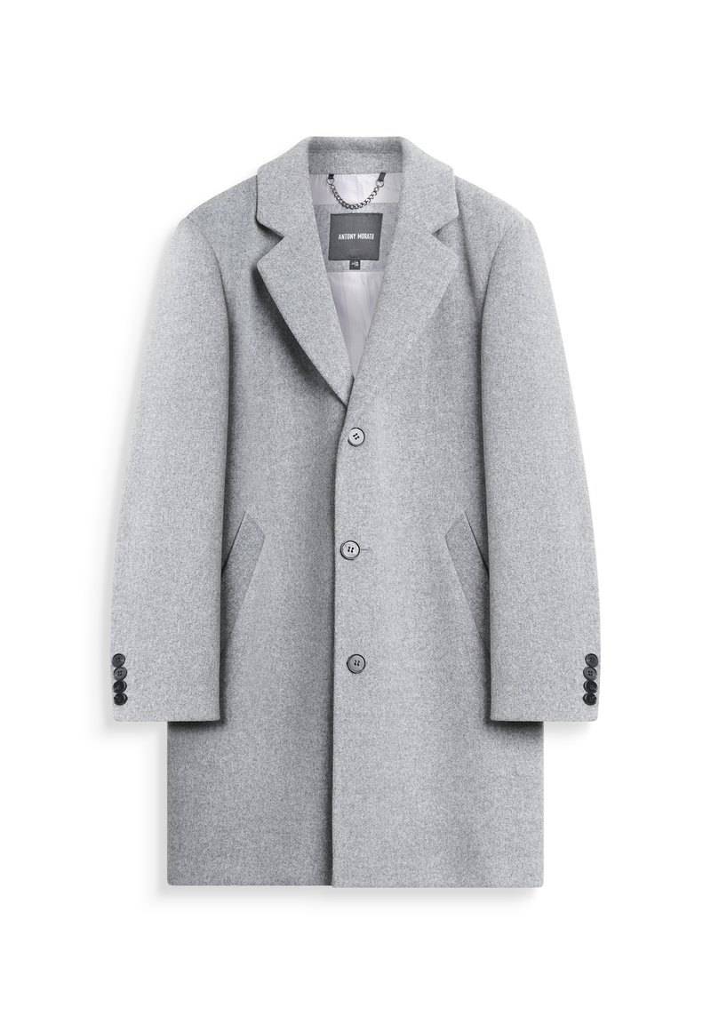 Cappotto grigio in misto lana con colletto a revers, tre bottoni frontali, tasche laterali e dettaglio a quattro bottoni sui polsini. Interno foderato.