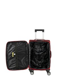 Maleta rígida roja con asa retráctil, cuatro ruedas y un interior negro con bolsillos de malla con cremallera y correas.