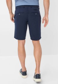 Pantaloni shorts blu navy in misto cotone, con due tasche posteriori dotate di chiusura con bottone e orli cuciti, dal taglio dritto.