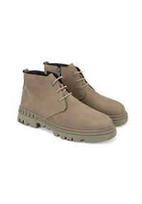 Beige Wildleder-Ankle Boots mit strukturierter Oberfläche, runder Zehenpartie, Schnürsenkeln und einer dicken, robusten Sohle für besseren Halt.