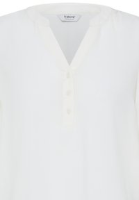 Weiße Bluse mit V-Ausschnitt und drei Knöpfen, ohne Kragen und mit glatter Stoffstruktur.