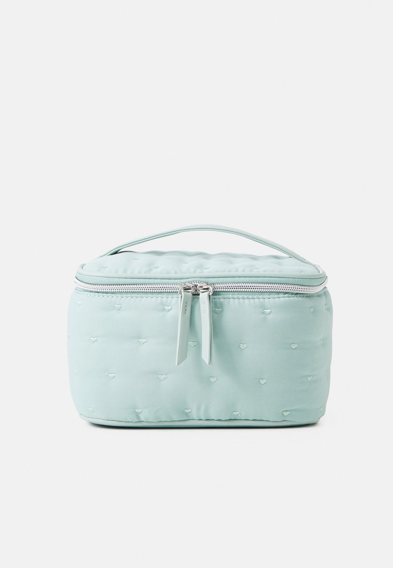 Uma bolsa de cosméticos verde menta com fecho de zíper, design acolchoado e padrões sutis em forma de coração. Apresenta uma alça de transporte na parte superior.