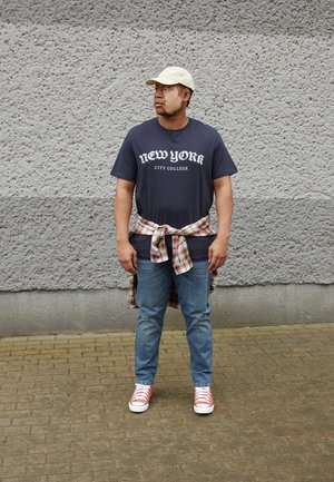 STOCKHOLM DESTROY - Calças de ganga de corte afunilado - hollywood worn