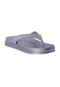 Sandalia de flip-flop plateada con una correa texturizada, suela plana y acentos brillantes en la base, diseñada para uso casual.