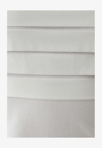 Vald, white