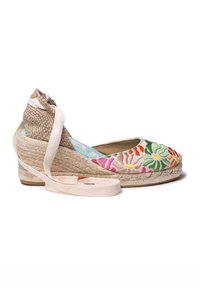 Bež wedge espadrille s barvitim cvetličnim vezenjem, naravna jute podloga in teksturiran peti. Ima mehak tkaninski gležnjar.