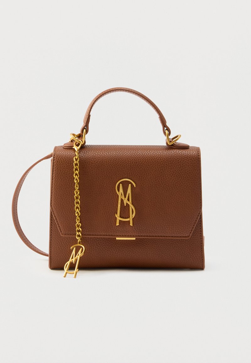 Bruine leren handtas met gouden accessoires, voorzien van een handvat bovenaan en een afneembare kettingriem. Monogramlogo duidelijk zichtbaar aan de voorkant.