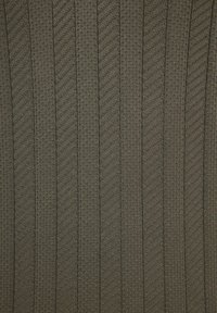 Dunkelgrauer Strickstoff mit einem vertikalen Rippenmuster, das sich abwechselnd aus glatten und strukturierten diagonalen Streifen zusammensetzt.