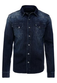 Camicia in denim blu scuro con bottone frontale, due tasche sul petto, texture sbiadita e dettagli con bottoni argentati. Colletto classico e maniche lunghe.