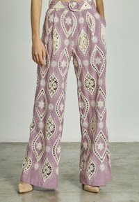 Pantaloni a gamba larga in cotone lilla chiaro con dettagli in pizzo crema, caratterizzati da motivi a diamante e floreali. Tessuto liscio, vita con cintura.