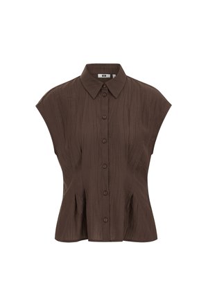 Blouse sans manches marron avec fermeture à boutons sur le devant, col, texture de tissu plissé et ourlet légèrement évasé.