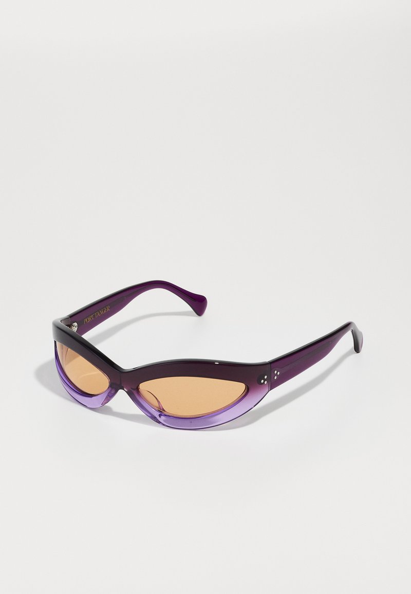 Ochelari de soare purpurii cu un design tip cat-eye, având lentile colorate și un finisaj lucios. Accentați cu mici detalii decorative pe ramă.
