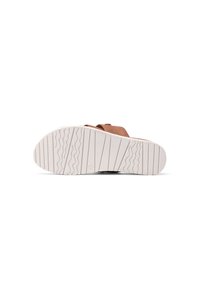 Sandal in suede marrone con suola in gomma bianca strutturata, caratterizzata da motivi ondulati per la trazione e un design minimalista.