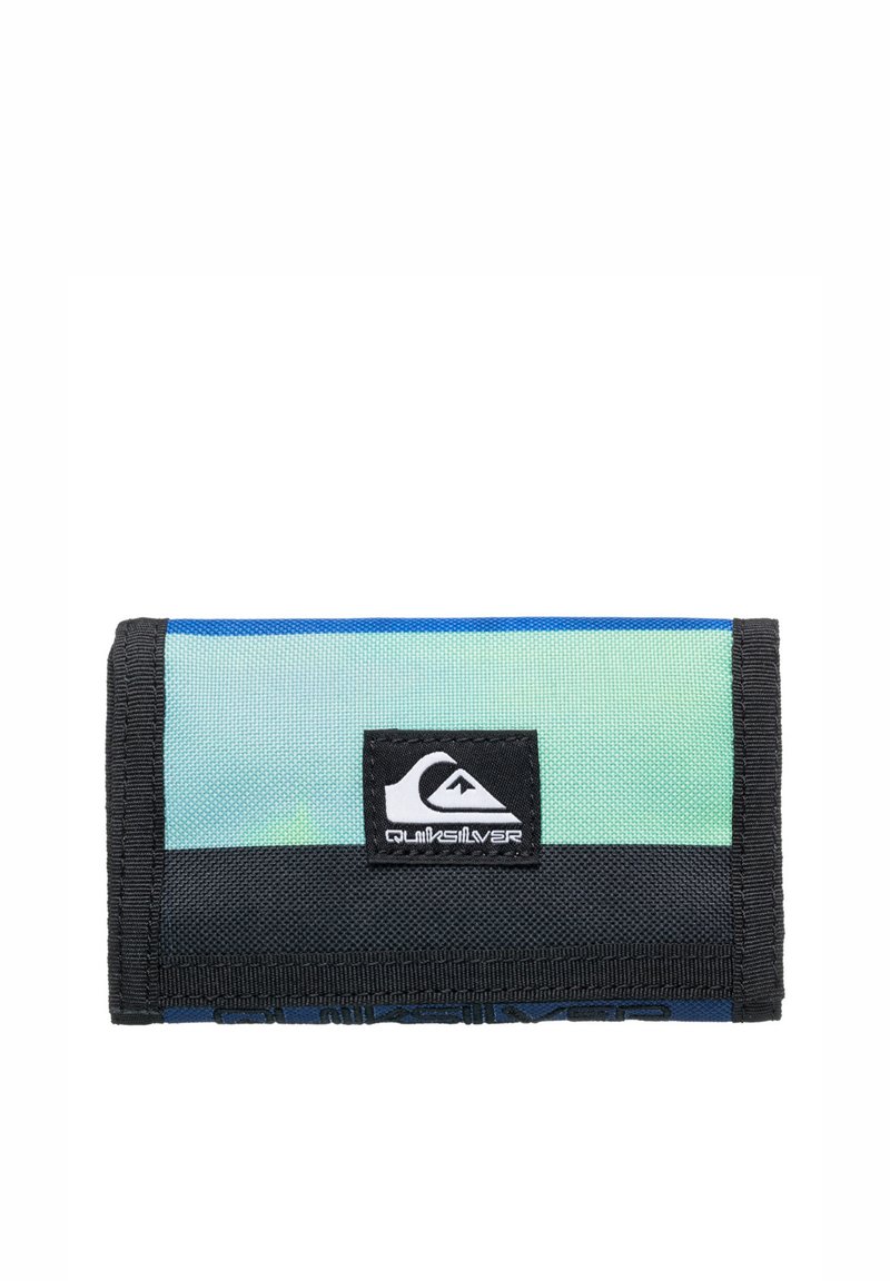 De Quiksilver-portemonnee heeft een blauw-groene stofdesign met zwarte accenten en logo. Het heeft een gladde textuur en een gevouwen vorm.