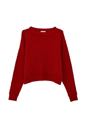 Rød strikket trøje med lange ærmer, der har et flettet kabelmønster og en rund halsudskæring. Kanten har en ribstrikket finish.