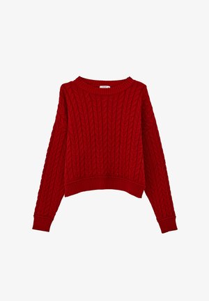 Rød strikket trøje med lange ærmer, der har et flettet kabelmønster og en rund halsudskæring. Kanten har en ribstrikket finish.