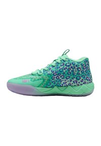 Scarpe da ginnastica verdi con una parte superiore traslucida che presenta una fantasia leopardata viola, suola in gomma testurizzata e lacci coordinati. Accentuate da dettagli rosa.