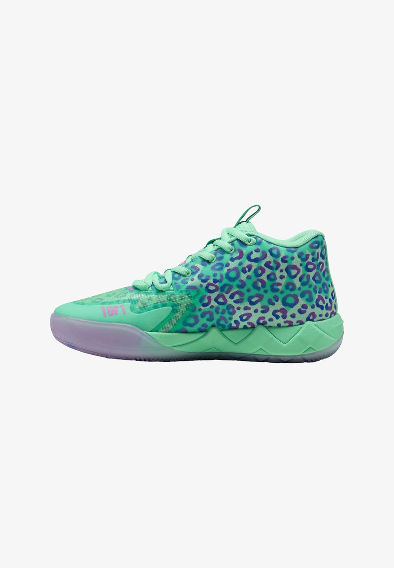 Zapatilla deportiva verde con una parte superior translúcida que presenta un estampado de leopardo púrpura, suela de goma texturizada y cordones a juego. Acentuada con detalles en rosa.