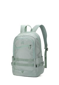 Mintgroene rugzak van duurzaam stof, voorzien van een ritsvak aan de voorkant, verstelbare schouderbanden en horizontale webbing aan de voorkant.