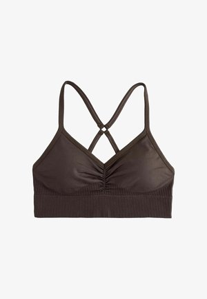 Brązowy sportowy biustonosz bezszwowy z marszczonym przodem i skrzyżowanymi cienkimi ramiączkami, szeroka prążkowana opaska na dole.