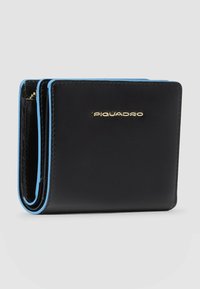 Cartera de cuero negro con borde azul, diseño compacto, con un logo dorado en el frente y un compartimento con cremallera en el interior.