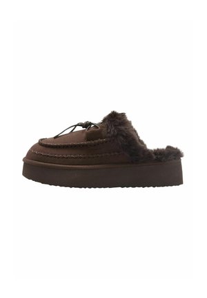 Scarpa slip-on in camoscio marrone scuro con suola spessa, fodera in pelliccia, cuciture decorative e lacci sulla parte superiore, vista laterale.