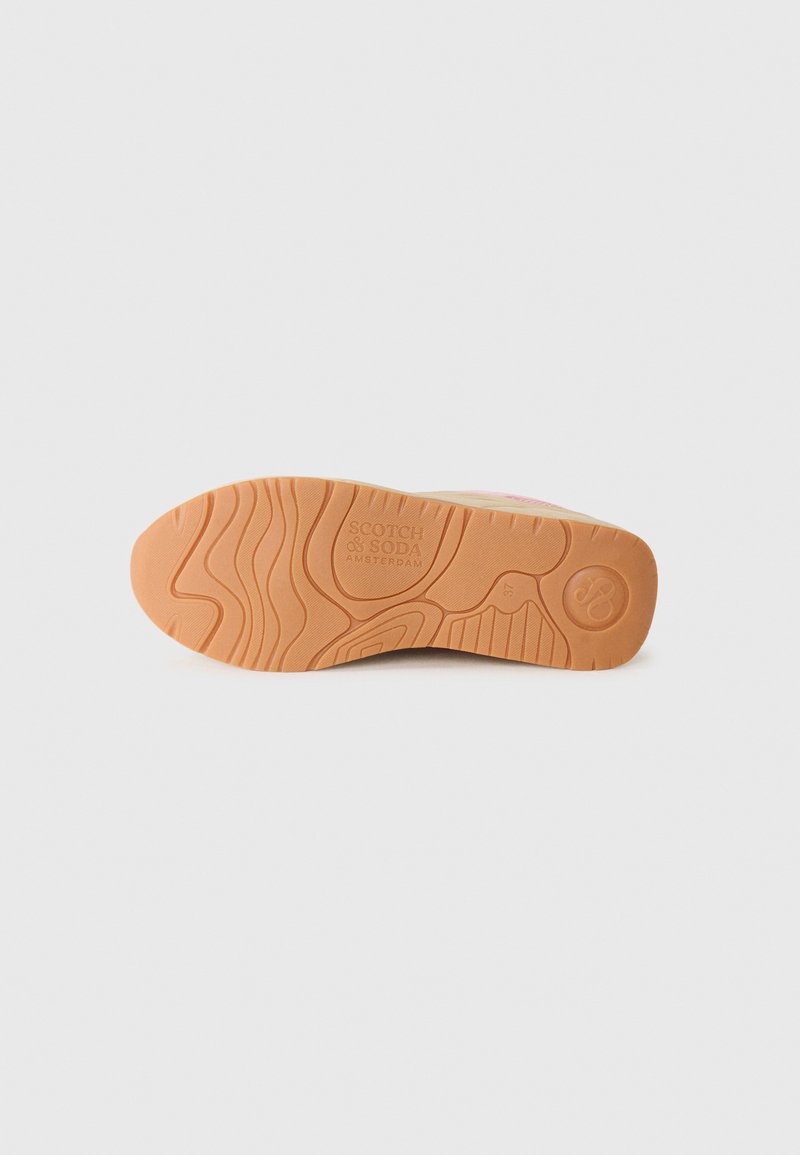 Suola della scarpa con un motivo ondulato e texture in gomma di colore marrone chiaro, con "SCOTCH & SODA AMSTERDAM" stampato lungo il lato.