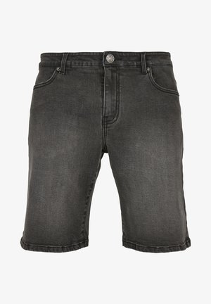 Teljes hosszúságú fekete farmer sort, klasszikus öt zsebes dizájnnal, gombzárral és látható varrás részletekkel rendelkező, rojtos szegéllyel.