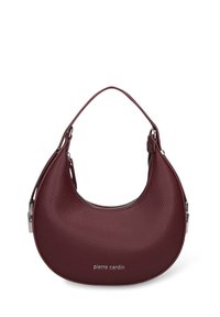 Sac à main en cuir bordeaux à la forme courbée, surface texturée, poignée courte unique, et fermetures éclair en métal argenté. Présente le logo de la marque sur le devant.